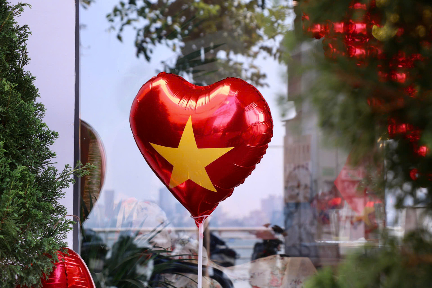 Anh Lê Văn Nam - chủ một quán cà phê cho biết, cửa hàng anh bắt đầu trang trí với cờ Tổ quốc và bóng trái tim đỏ, sao vàng từ thứ 7 tuần trước để hưởng ứng kỷ niệm 50 năm ngày Giải phóng miền Nam, thống nhất đất nước. "Trang trí không đơn thuần để cho đẹp mà còn để thể hiện, lan tỏa tình yêu quê hương, đất nước. Đây còn là lời tri ân đến các thế hệ cha anh đã hy sinh để có được hòa bình ngày hôm nay", anh Nam chia sẻ.