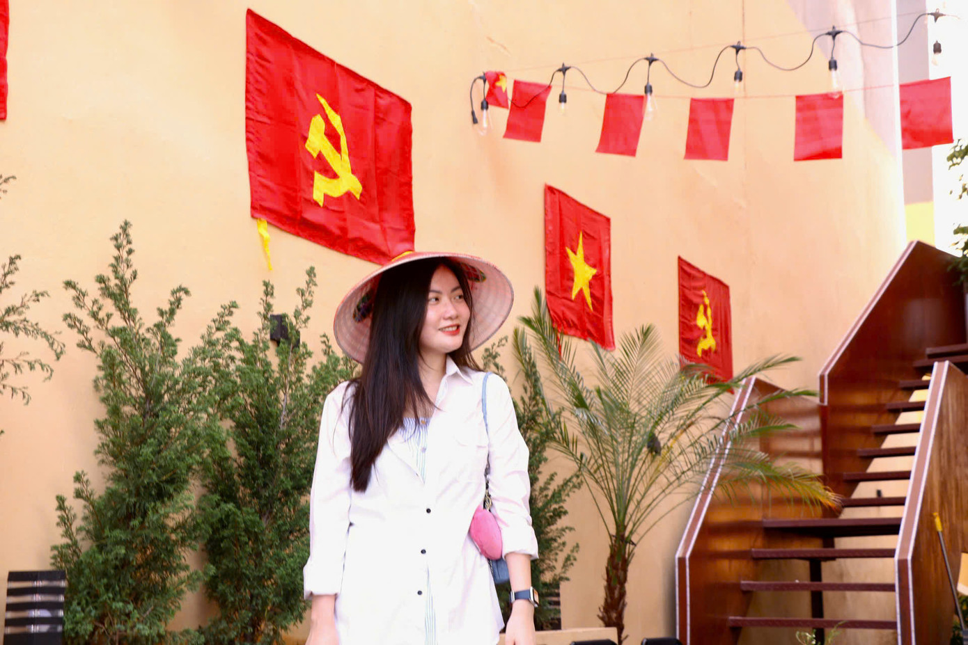 Bạn Nguyễn Minh Hồng (23 tuổi, Ba Đình) chia sẻ: "Mình rất ấn tượng khi bước vào quán và thấy cờ Tổ quốc được treo trang trọng thế này. Cảm giác rất tự hào".