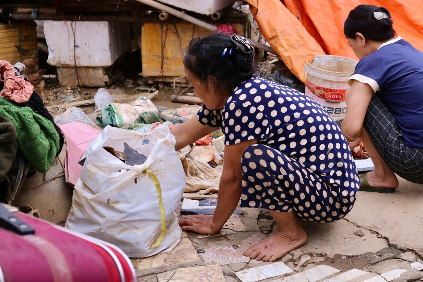 Người dân ở đây cho biết, nay là ngày thứ 3 trở về sau lũ nhưng mãi đến hôm nay mới được cấp lại điện, có nước để dùng, để dọn dẹp nhà cửa: "Mấy hôm nay về mà có điện nước để dọn dẹp nhà cửa đâu, chỉ dẹp được bùn đất trong nhà ra, hôm nay mới có nước để lau rửa đồ đạc", một người dân cho biết. Người dân ở đây cho biết, nay là ngày thứ 3 trở về sau lũ nhưng mãi đến hôm nay mới được cấp lại điện, có nước để dùng, để dọn dẹp nhà cửa: "Mấy hôm nay về mà có điện nước để dọn dẹp nhà cửa đâu, chỉ dẹp được bùn đất trong nhà ra, hôm nay mới có nước để lau rửa đồ đạc", một người dân cho biết.