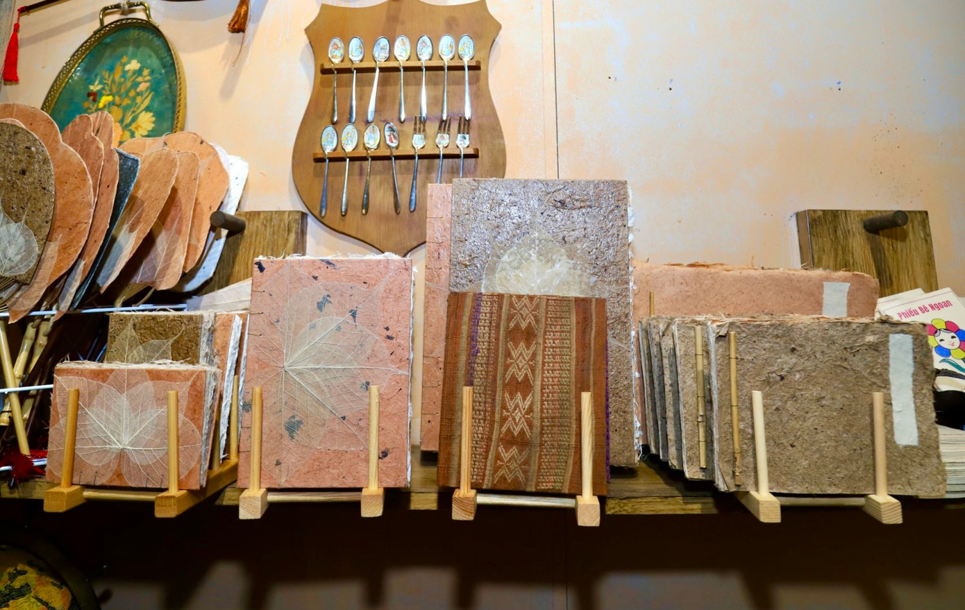 Những sản phẩm được làm từ chất liệu giấy truyền thống của Việt Nam giống như tiệm ký ức về tuổi thơ vì ở đó là chiếc đèn cù, quạt mo, quạt gấp, quyển số khâu bìa từ vải rèm treo đầu giường của bà con dân tộc Thái. Nhưng tiệm tạp hóa này cũng mang màu sắc hiện đại với các sản phẩm đèn ngủ, đèn để bàn, phong bì, thiệp mời…