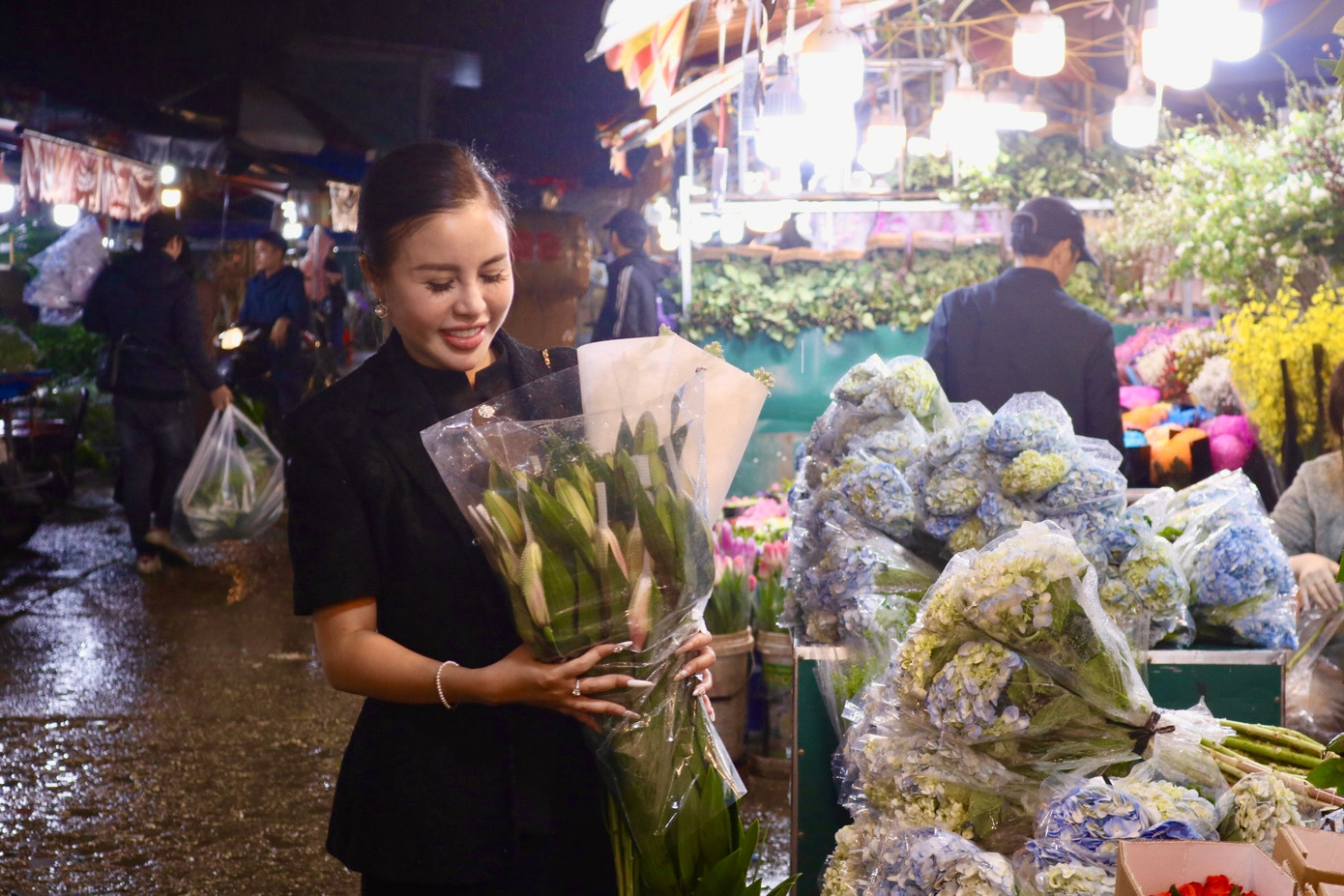 Chị Nguyễn Thị Cẩm Tú (Đống Đa, Hà Nội) chia sẻ:"Mặc dù di chuyển hơi xa nhưng tôi thường hay đến chợ hoa Quảng Bá để mua hoa mỗi dịp đặc biệt. Thực ra là mình có thể mua ở gần nhà và sáng mai nhưng nhiều khi tôi lại thích cái không khí ở đây. Về tâm linh, tôi là một người người tương đối sửa soạn nên tôi thích tối hôm trước phải xong xuôi hết. Một số người có thể họ không quá quan trọng có thể chuẩn bị vào buổi sáng nhưng bản thân tôi thường chuẩn bị từ tối hôm trước cho tất cả các dịp lễ. Nếu ngày thường mình có thể mua thoải mái theo ý thích của mình nhưng hoa để cúng lễ mình nên chọn những loại hoa có vẻ tôn nghiêm chứ không thể mua linh tinh được".
