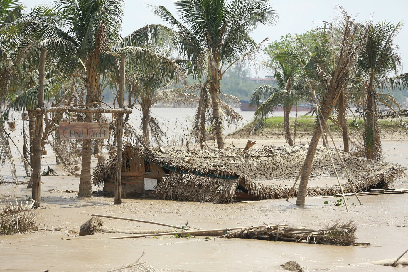 Nhiều điểm sát bờ sông vẫn bị vùi sâu trong bùn đất.