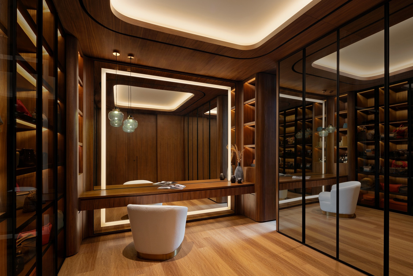 Phòng thay đồ được thiết kế riêng trong phòng ngủ chính. Nội thất ưu tiên gỗ, tạo cảm giác như khu nghỉ dưỡng.