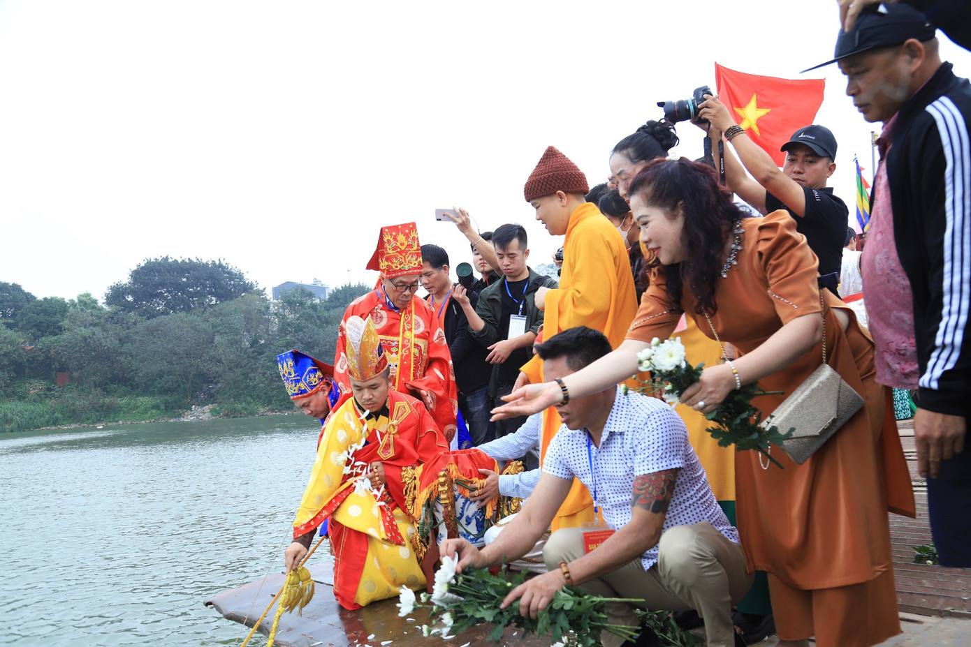 Lễ rước nước là nghi thức quan trọng nhất của lễ hội. Phần nghi lễ được thực hiện trang nghiêm trên phà giữa sông Hồng. Chủ tế lễ sau khi dâng lên thần sống sẽ đại diện cho nhân dân xin nước thiêng từ giữa sông Hồng và lọc qua tấm vải đỏ để rước về Đình cổ Bát Tràng.