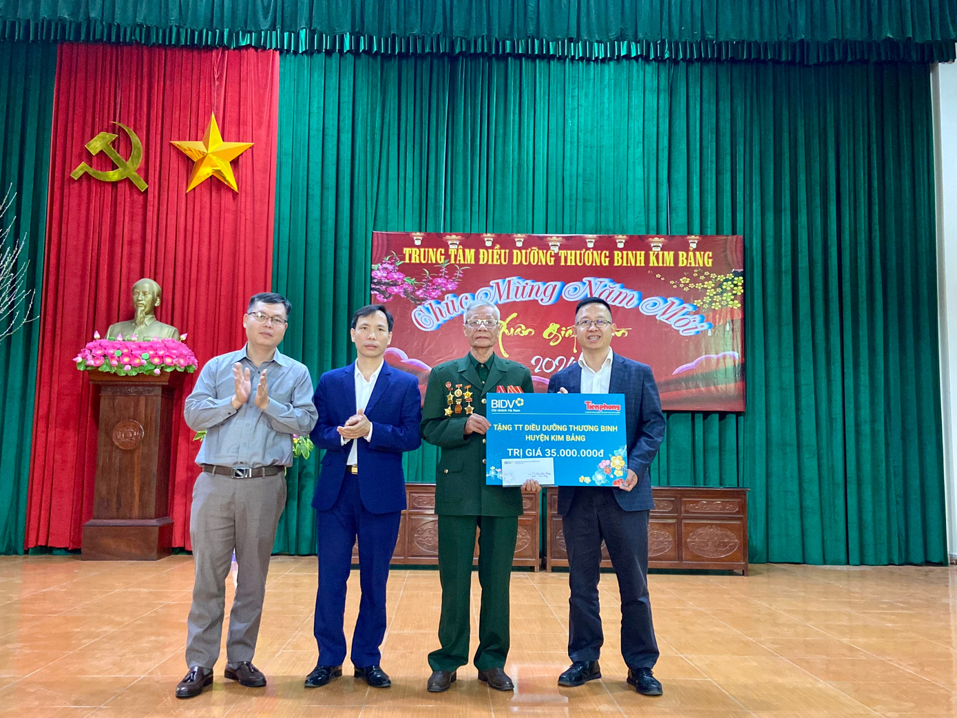 Đoàn công tác đã trao tặng 35 triệu đồng cho Trung tâm điều dưỡng Thương binh Kim Bảng.