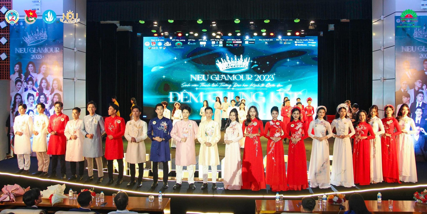 Ở phần thi đầu tiên trong đêm chung kết, các thí sinh trình diễn trang phục truyền thống. Các thí sinh trình diễn theo cặp với áo dài cách tân.