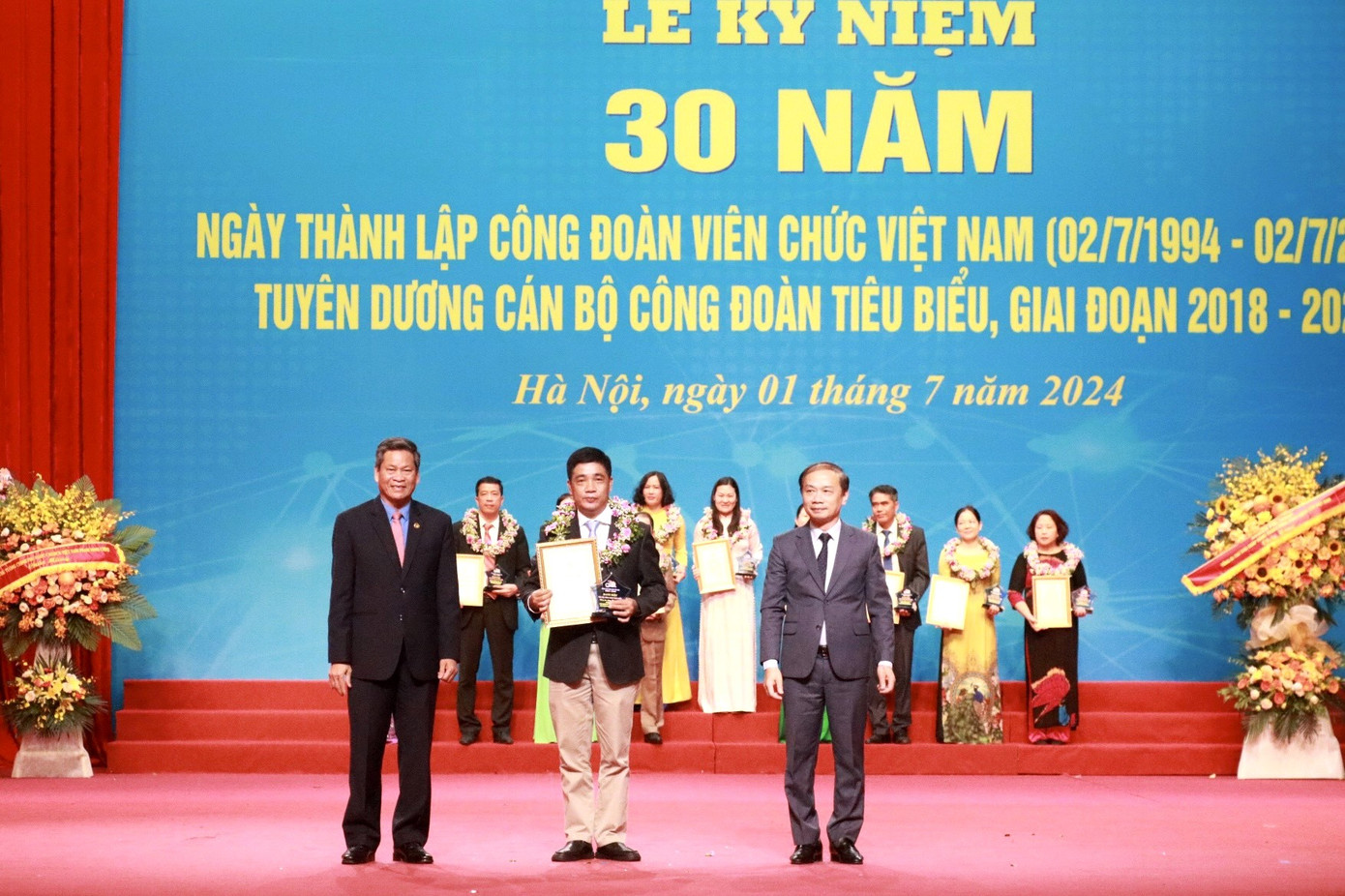 Trao biểu trưng và Giấy chứng nhận cho ông Lâm Hiếu Dũng, Phó Tổng biên tập báo Thanh Niên, Phó Chủ tịch Công đoàn cơ quan trung ương đoàn Trao biểu trưng và Giấy chứng nhận cho ông Lâm Hiếu Dũng, Phó Tổng biên tập báo Thanh Niên, Phó Chủ tịch Công đoàn cơ quan trung ương đoàn