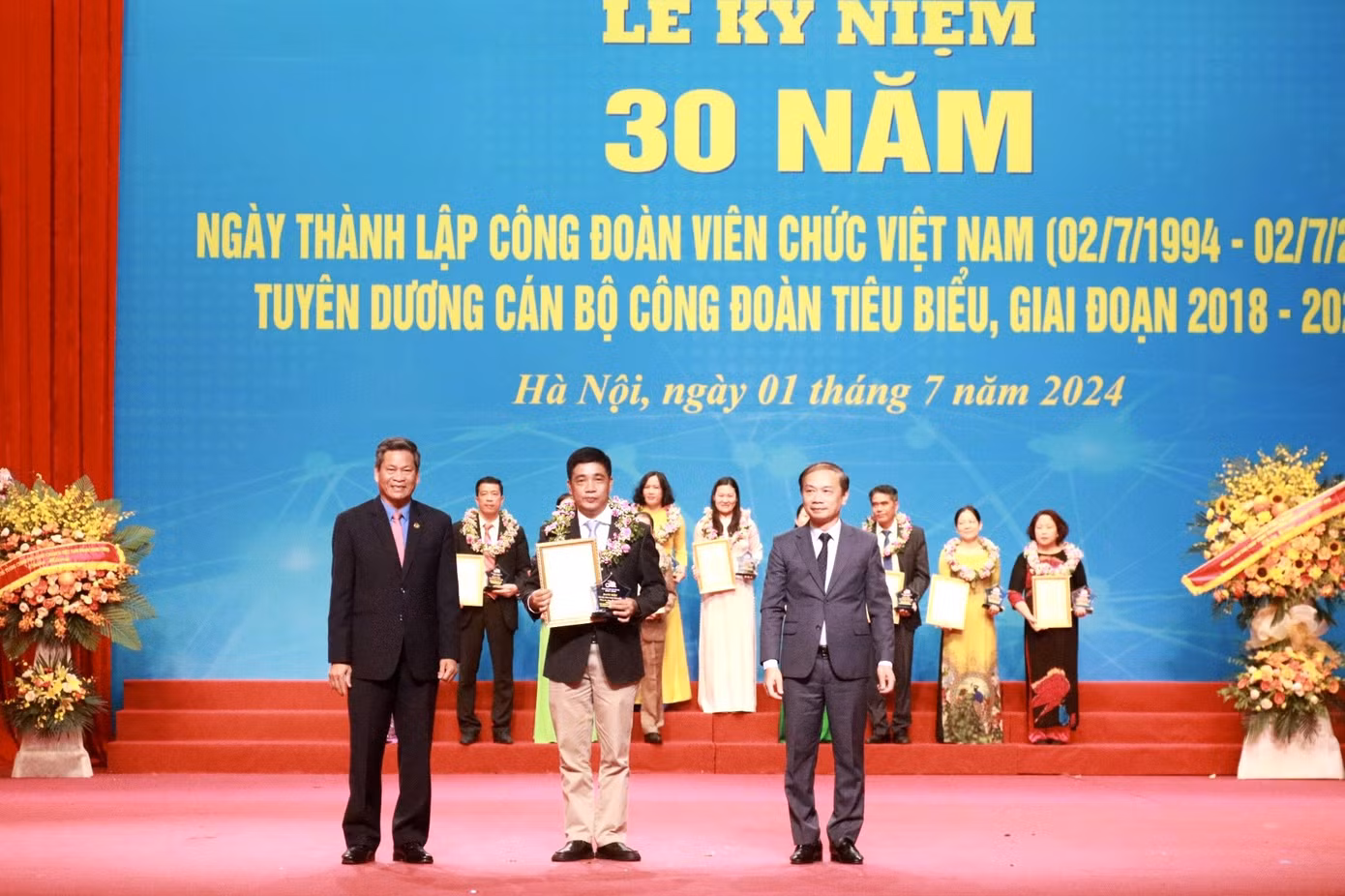 Trao biểu trưng và Giấy chứng nhận cho ông Lâm Hiếu Dũng, Phó Tổng biên tập báo Thanh Niên, Phó Chủ tịch Công đoàn cơ quan trung ương đoàn