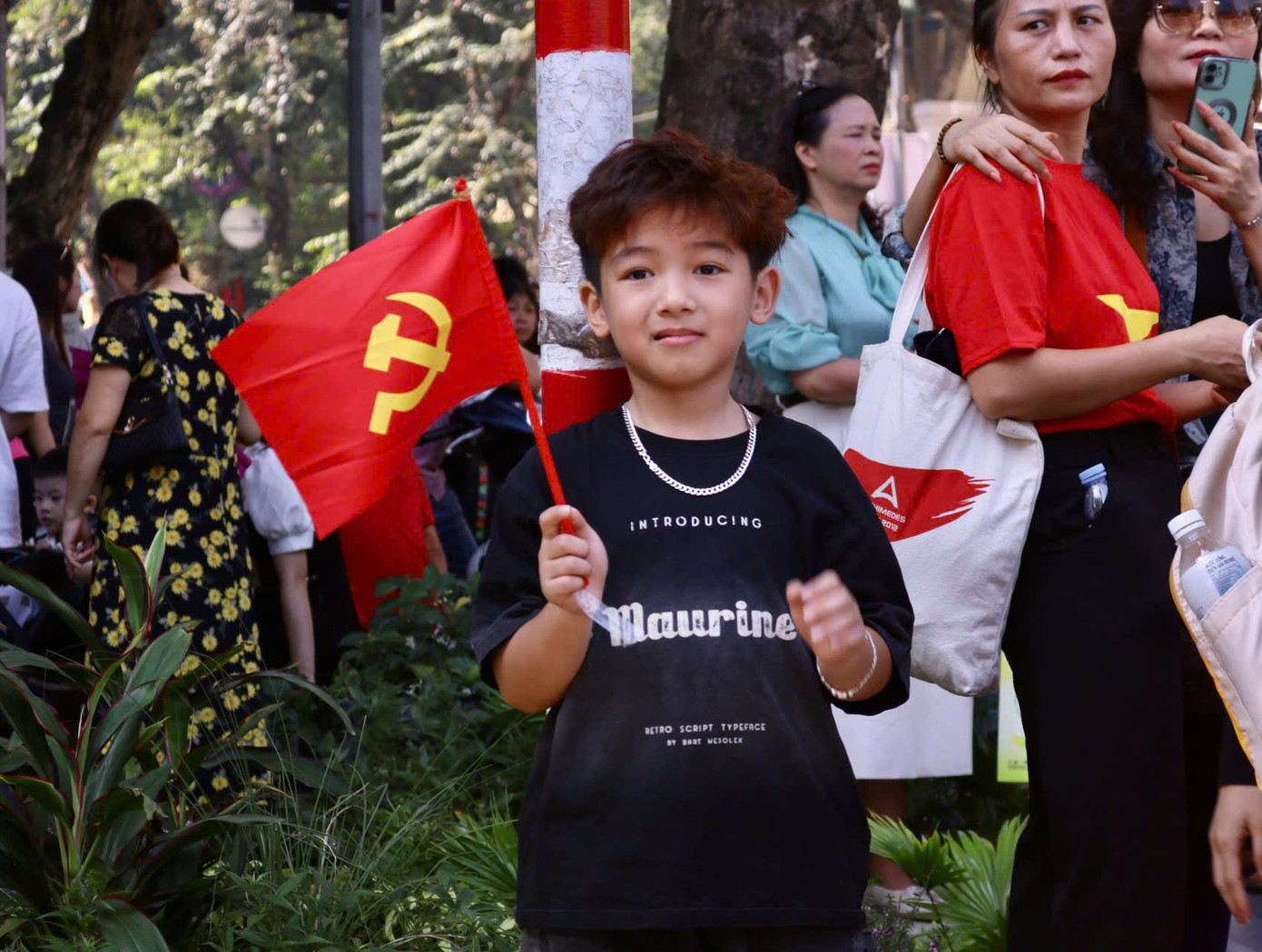 Cờ đỏ sao vàng phấp phới trên tay các em nhỏ.