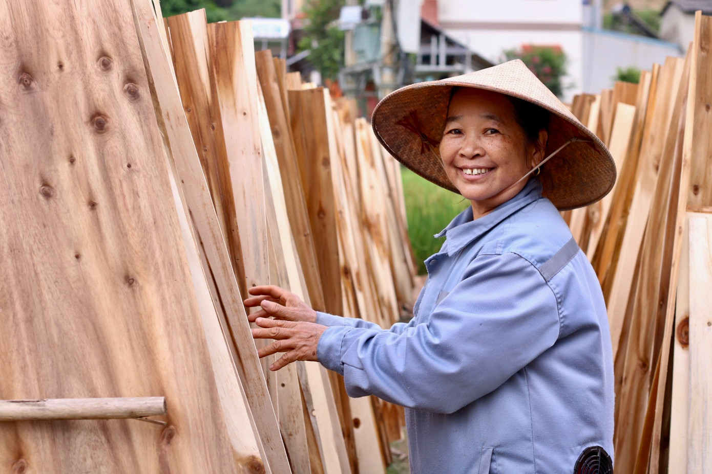 Gỗ sản xuất tại xưởng có khoảng một nửa là anh Thìn mua đồi rồi cho người cắt, còn lại là mua từ người dân địa phương. Để sản xuất ván ép thường dùng đến 2 loại gỗ là gỗ keo và gỗ mỡ. Trong 100 khối thì có khoảng 70 khối gỗ keo và 30 khối gỗ cây mỡ. Gỗ mỡ là loại gỗ không để được lâu nên nếu có nhập về xưởng thì xưởng sẽ tập trung làm xong gỗ mỡ trước rồi mới làm đến gỗ keo. Gỗ sản xuất tại xưởng có khoảng một nửa là anh Thìn mua đồi rồi cho người cắt, còn lại là mua từ người dân địa phương. Để sản xuất ván ép thường dùng đến 2 loại gỗ là gỗ keo và gỗ mỡ. Trong 100 khối thì có khoảng 70 khối gỗ keo và 30 khối gỗ cây mỡ. Gỗ mỡ là loại gỗ không để được lâu nên nếu có nhập về xưởng thì xưởng sẽ tập trung làm xong gỗ mỡ trước rồi mới làm đến gỗ keo.