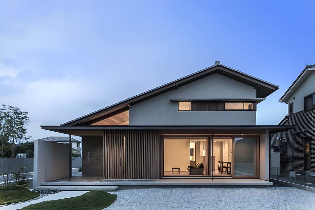 Mái có độ dốc lớn phù hợp với điều kiện thời tiết, khí hậu miền Trung. Mái có độ dốc lớn phù hợp với điều kiện thời tiết, khí hậu miền Trung.