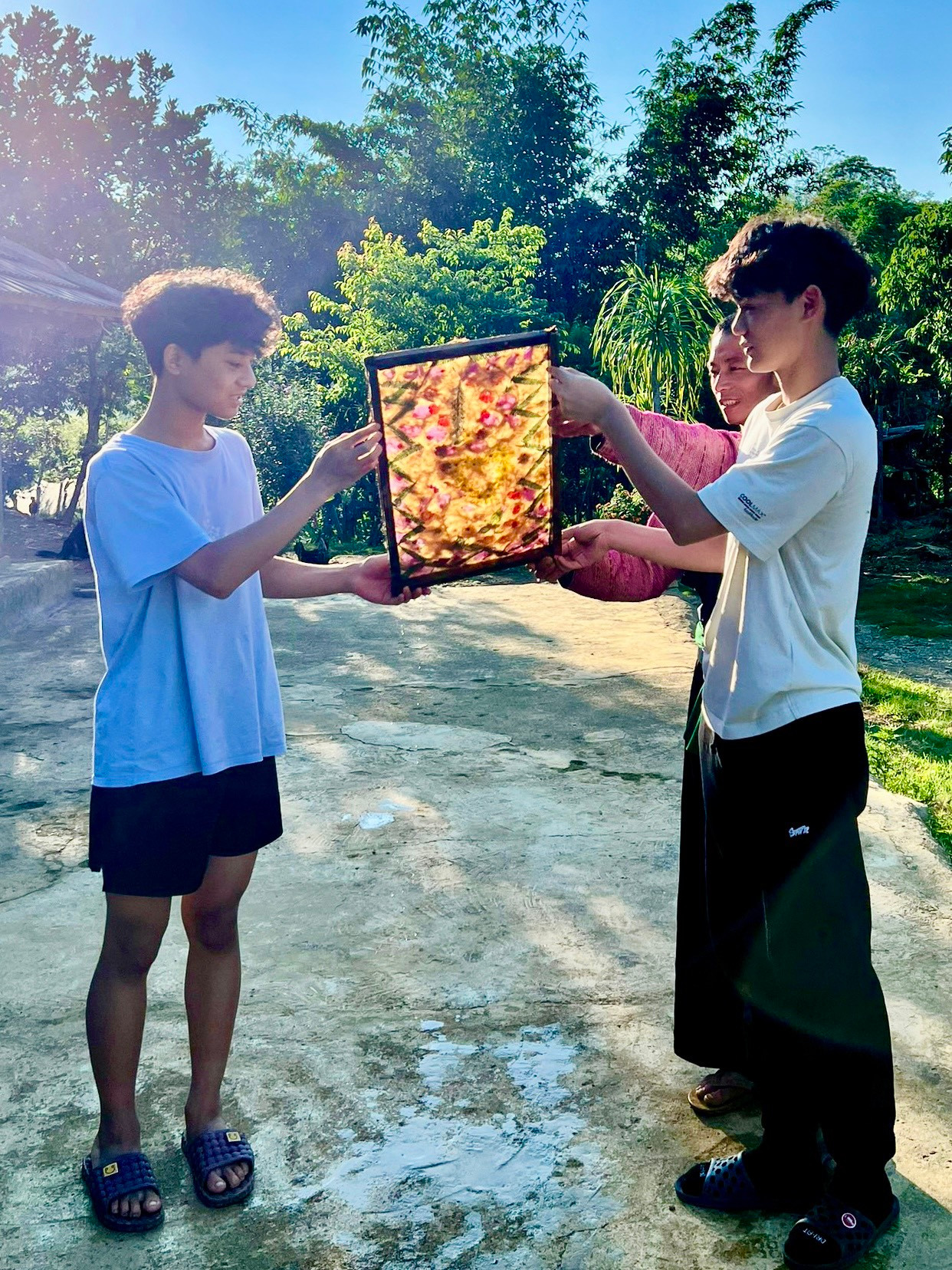 Tranh giấy để nghiêng 45 độ, hướng về phía ánh sáng mặt trời sẽ làm nổi bật những bông hoa cài lên Tranh giấy để nghiêng 45 độ, hướng về phía ánh sáng mặt trời sẽ làm nổi bật những bông hoa cài lên