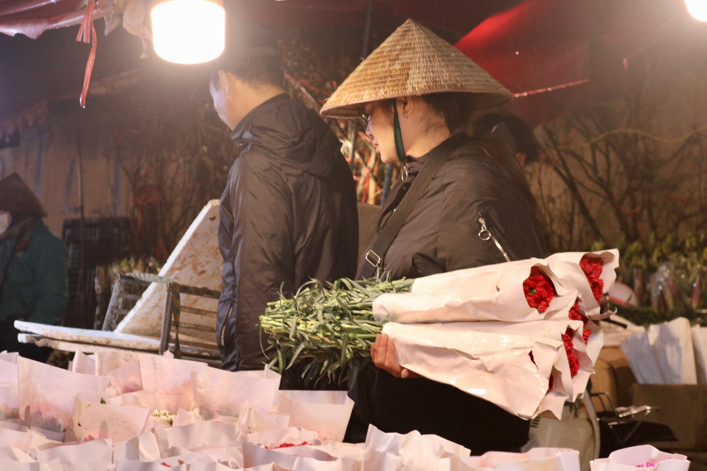 Về khuya, có lác đác khách lẻ tới mua. Theo tín ngưỡng người Việt, ngày Rằm tháng Giêng là ngày rằm quan trọng nhất trong năm, do đó người dân cũng rất chăm chút các nghi thức cúng bái trong ngày này.