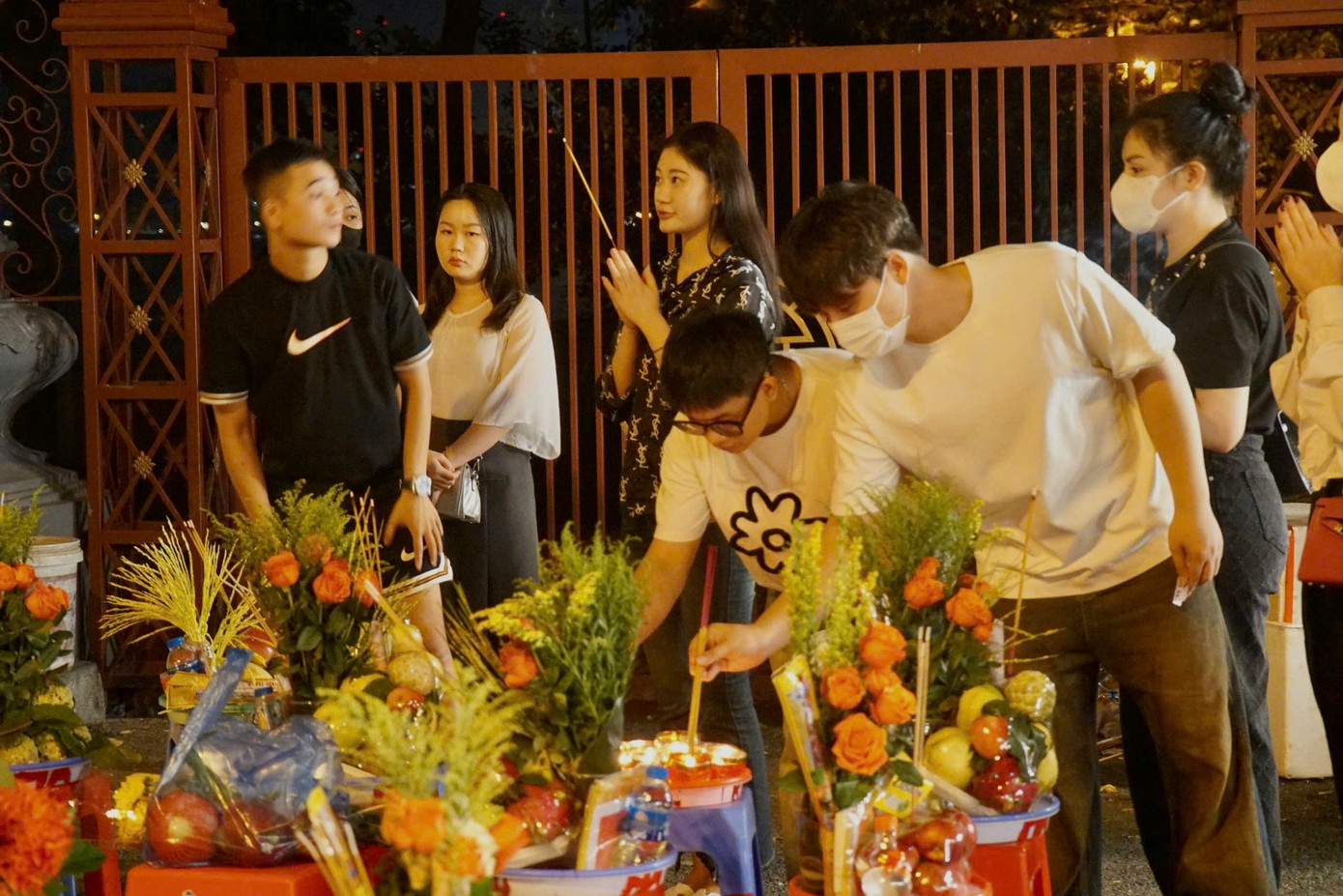 Sợ cảnh chen lấn, Hoàng Anh Đức (Ba Đình, Hà Nội) đã cùng các bạn chọn khoảng thời gian rạng sáng Rằm tháng 7 để đi lễ. Anh Đức cho biết: "Đêm nay vừa hay là đêm thứ 7, ngày mai bọn mình được nghỉ nên cả nhóm đã rủ nhau đến đây vào rạng sáng để dâng lễ cho đỡ đông".