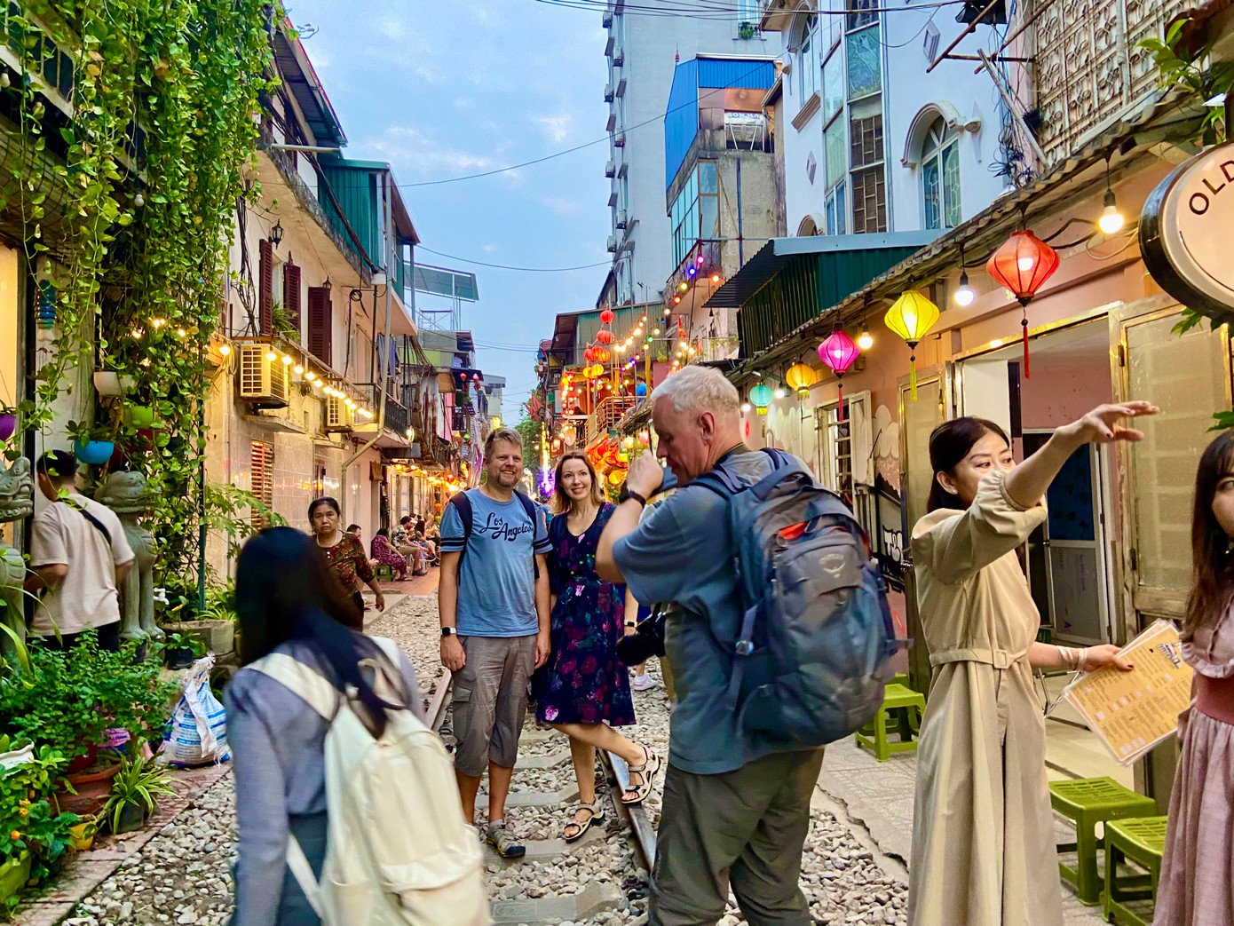 Nhiều du khách tập trung trên khu vực đường ray tàu để chụp ảnh tại tụ điểm cà phê đường tàu mới Nhiều du khách tập trung trên khu vực đường ray tàu để chụp ảnh tại tụ điểm cà phê đường tàu mới