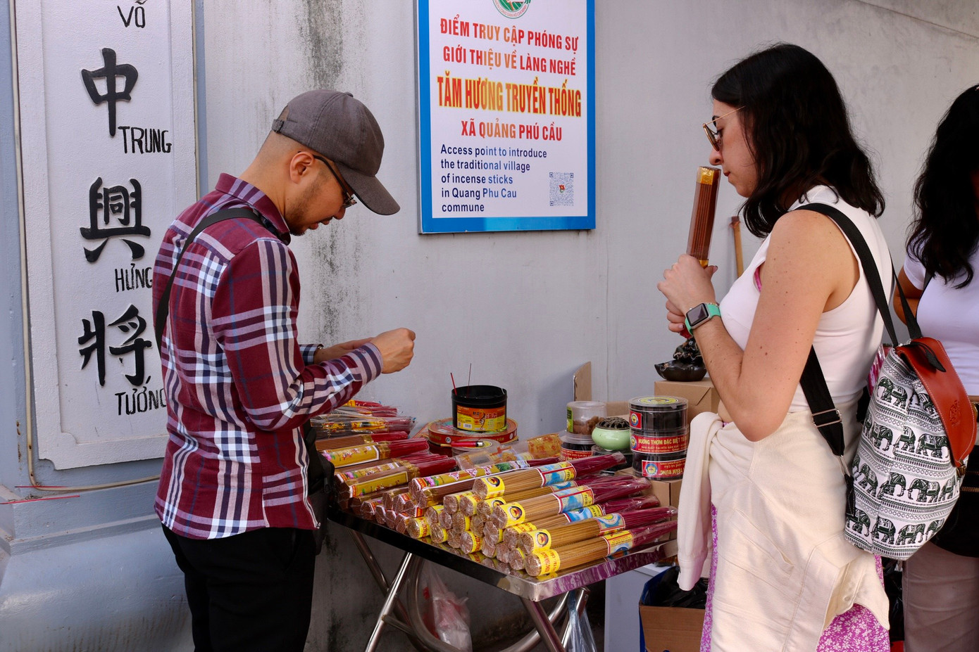 Hiện nay, hương Quảng Phú Cầu là mặt hàng quen thuộc ở nhiều thị trường trong và ngoài nước. Nơi đây cũng là điểm đến của nhiều khách du lịch muốn tìm hiểu về làng hương trăm tuổi này.