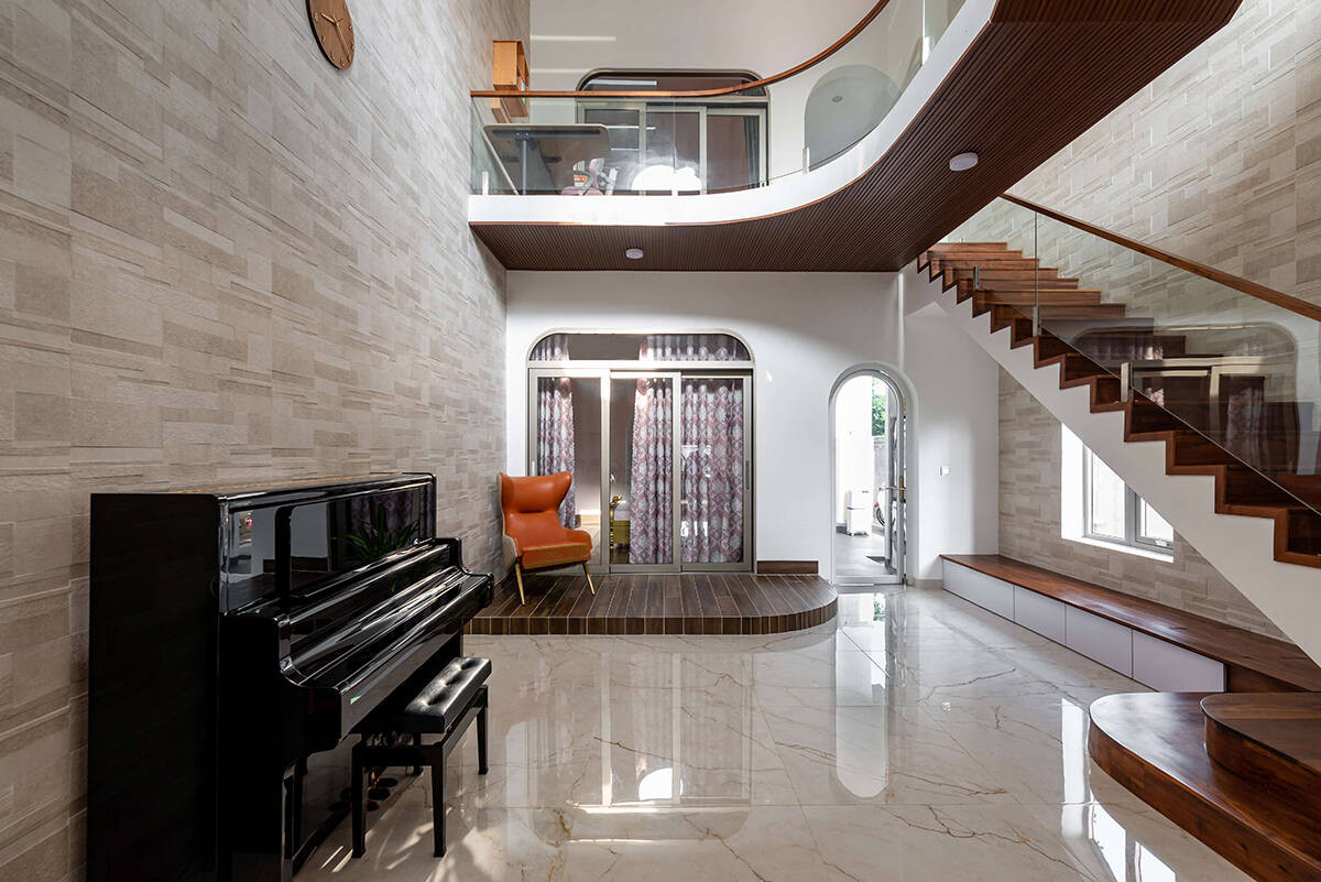 Phía sau ngôi nhà là 3 phòng ngủ và không gian tĩnh, mang tính đối nội.