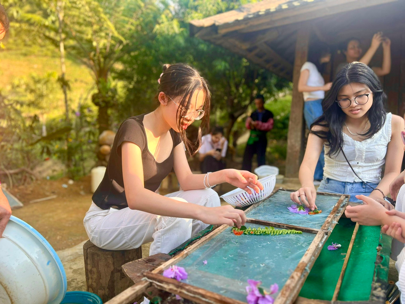 Du khách thích thú trải nghiệm làm tranh giấy thủ công tại khuôn viên gia đình anh Của. Du khách thích thú trải nghiệm làm tranh giấy thủ công tại khuôn viên gia đình anh Của.