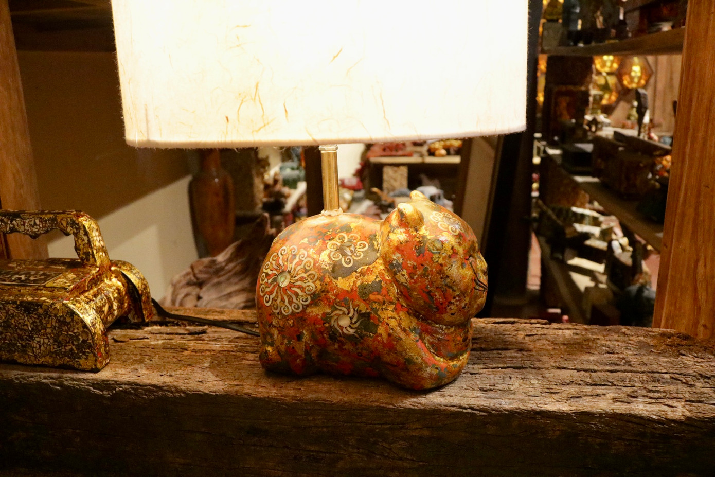 Tượng mèo kết hợp với đèn bàn