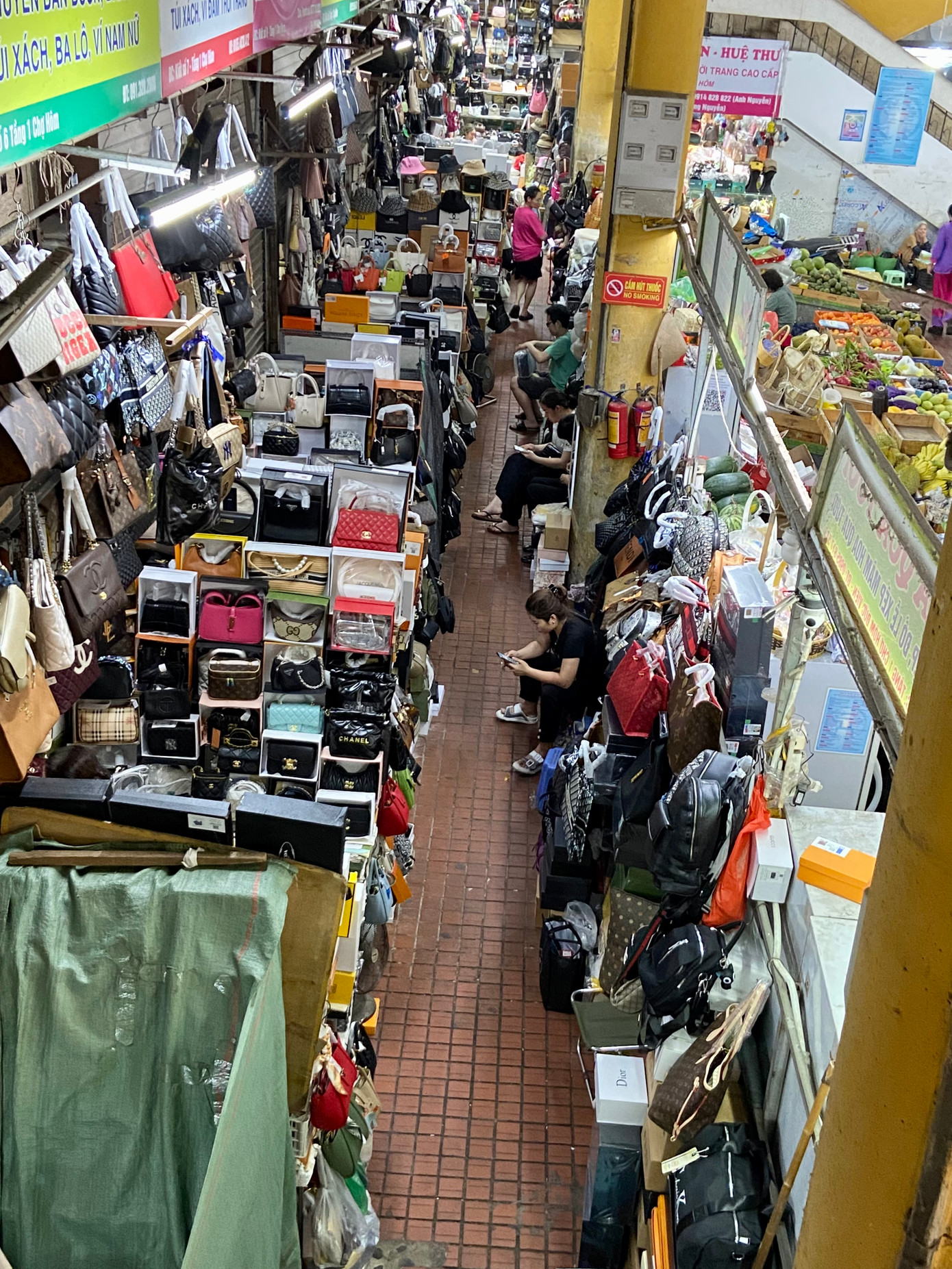 Dù đã xế chiều nhưng vắng khách tới mua hay xem hàng. Dù đã xế chiều nhưng vắng khách tới mua hay xem hàng.