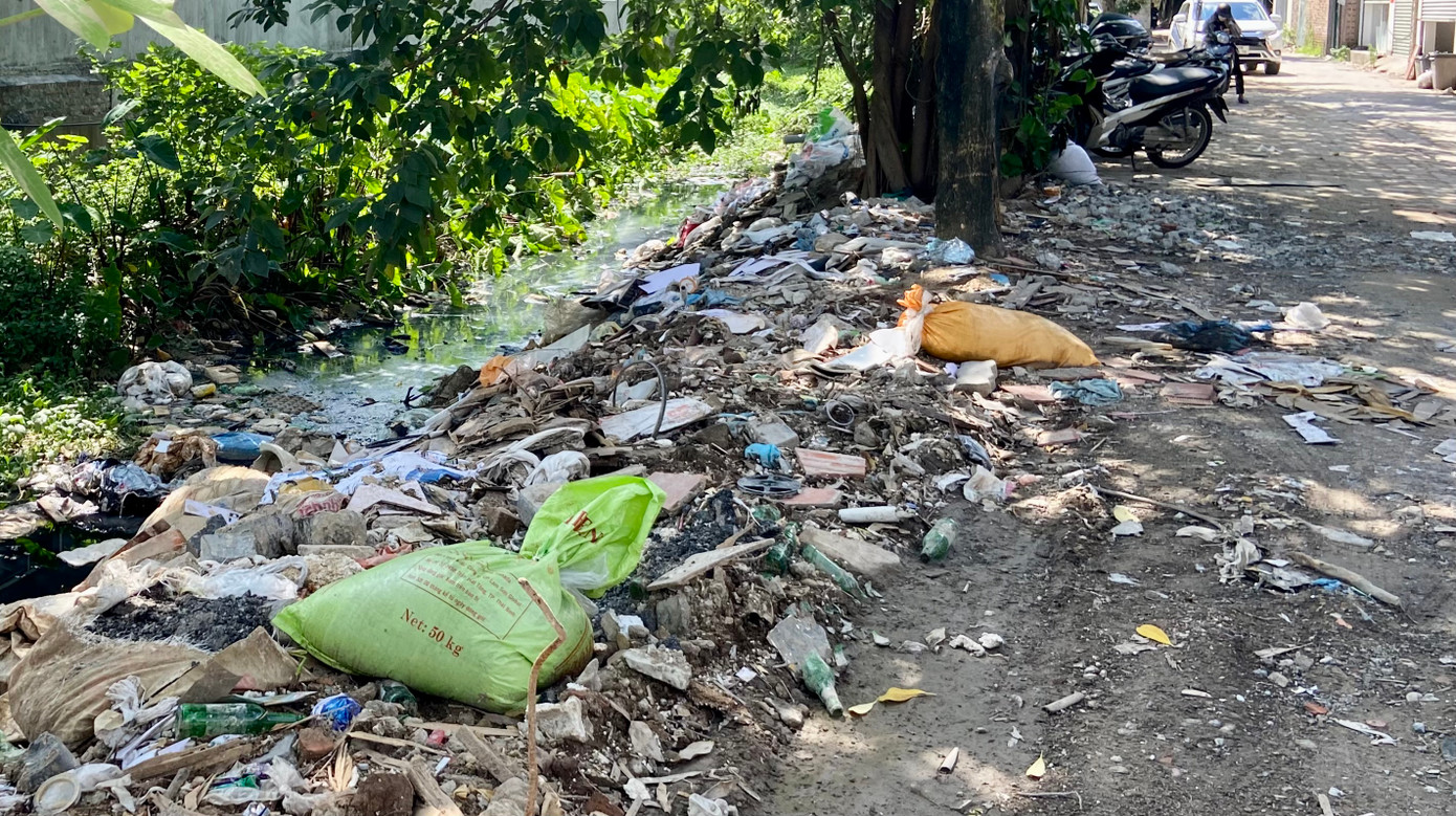 Người dân trong ngõ 298 Trần Điền (Hoàng Mai, Hà Nội) đã nhiều năm nay luôn sống trong cảnh sáng mở cửa ra là thấy rác.