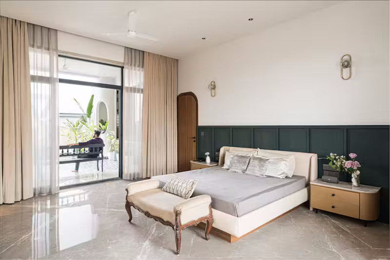 Phòng ngủ được bố trí rộng rãi với phong cách tối giản tạo cảm giác gần gũi, ấm cúng. Đồng thời cửa sổ và cửa chính được thiết kế bằng kính tấm lớn để đón tối đa ánh sáng tự nhiên vào phòng.