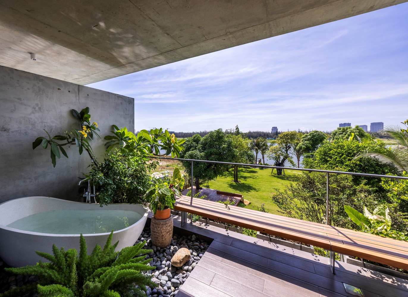 Ban công phòng ngủ hướng ra sông.