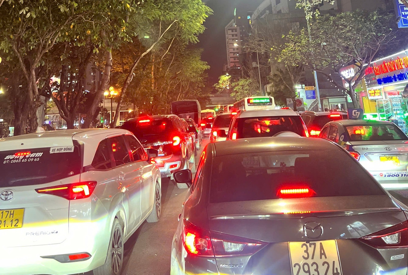 Ùn tắc kéo dài trên đường Kim Ngưu hướng đi Minh Khai.