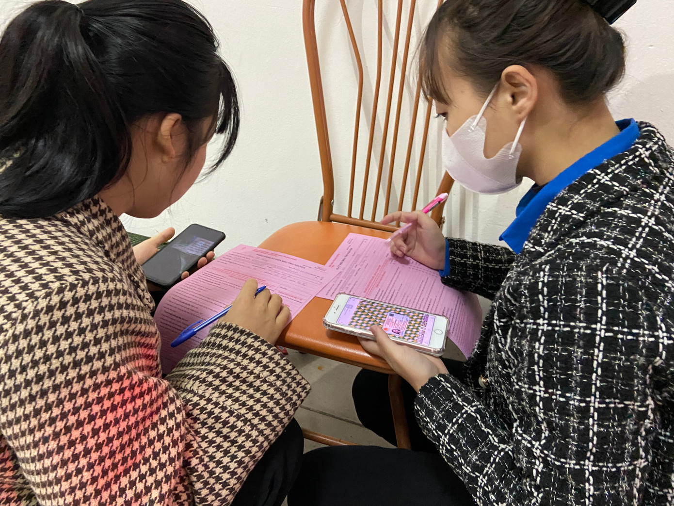 Các bạn trẻ điền thông tin vào tờ khai hiến máu, kiểm tra sức khỏe