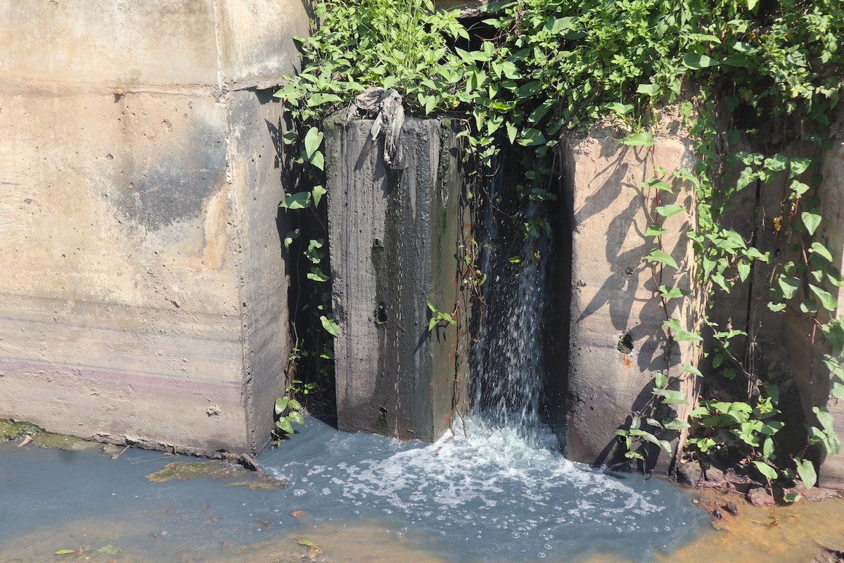 Nước thải không qua xử lý được xả trực tiếp ra sông Nhuệ. Nước thải không qua xử lý được xả trực tiếp ra sông Nhuệ.