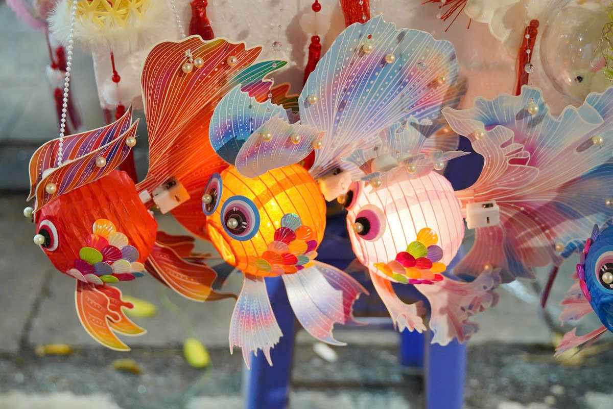 Nhiều món đồ chơi truyền thống bắt mắt với kích thước nhỏ được bày bán nhiều tại các cửa hàng.