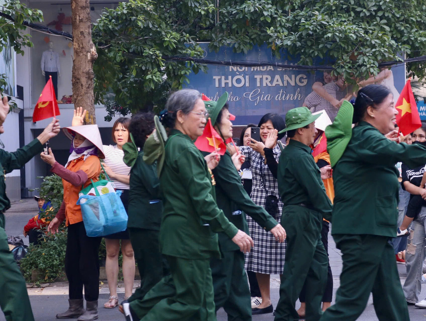 Nhiều người dân háo hức xuống đường để chờ đoàn diễu hành đi qua, trao cho nhau những cái nắm tay thân tình.