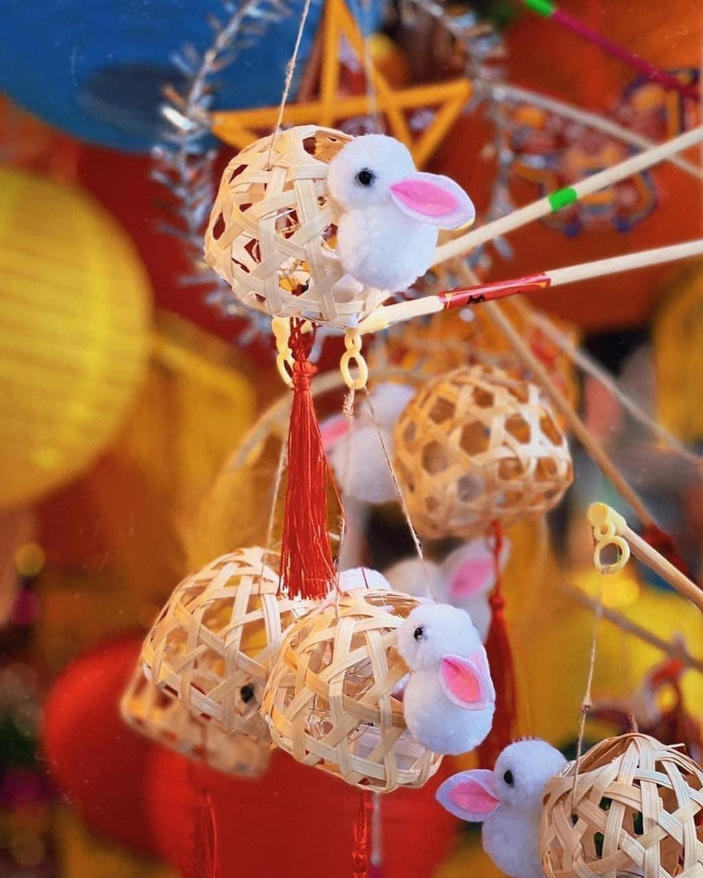 Chiếc đèn lồng đang "sốt xình xịch" những ngày qua được bày bán rất nhiều tại các tuyến phố Hà Nội Chiếc đèn lồng đang "sốt xình xịch" những ngày qua được bày bán rất nhiều tại các tuyến phố Hà Nội