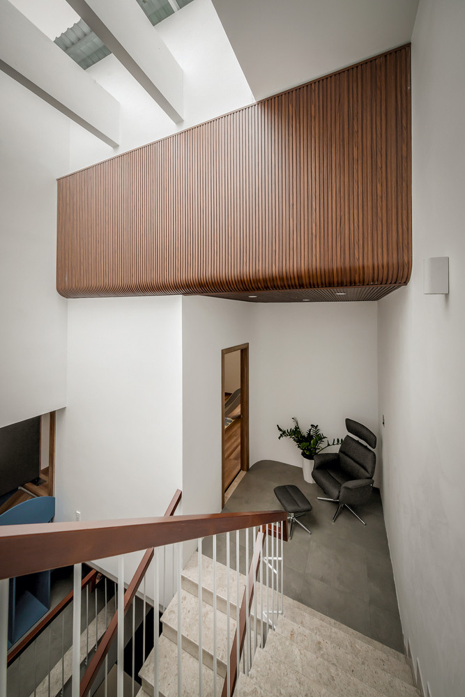 Dưới cầu thang là một góc chơi nhỏ dành cho các bé út, thuận tiện để mẹ vừa quan sát con vừa làm bếp.