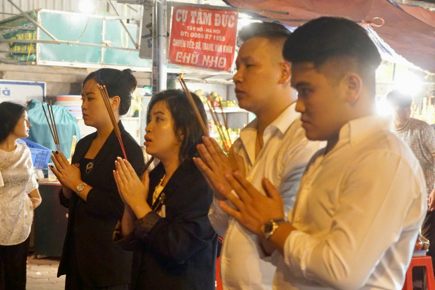 Nhiều bạn trẻ đứng vái vọng từ phía ngoài cửa phủ.