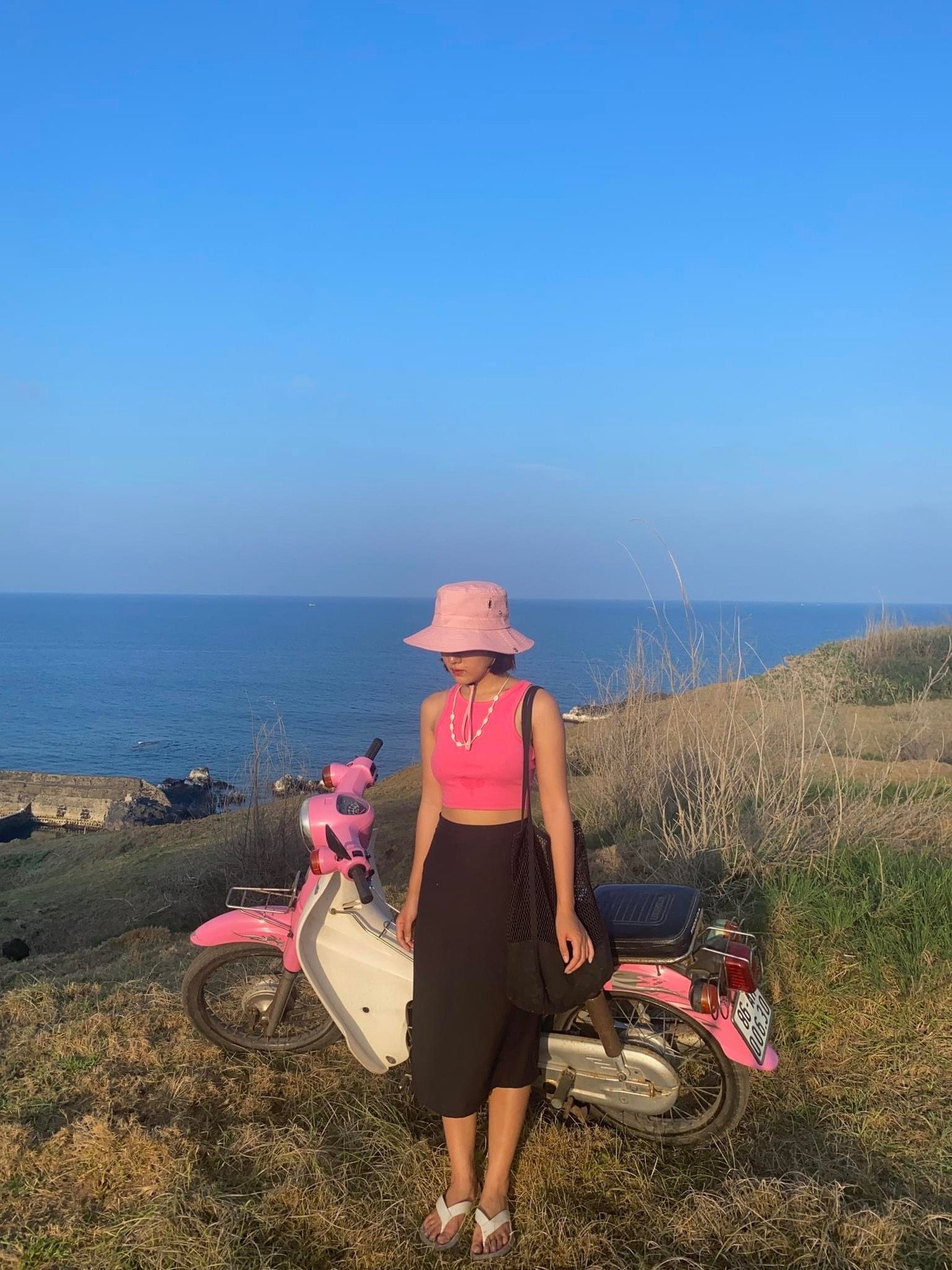 Chiếc xe Cub màu hồng luôn gắn bó với Huyền từ hồi mới đặt chân lên đảo Phú Quý. Chiếc xe Cub màu hồng luôn gắn bó với Huyền từ hồi mới đặt chân lên đảo Phú Quý.