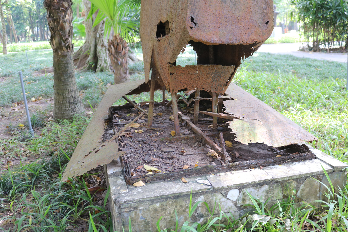 Nhiều hạng mục nghệ thuật tại đây cũng không còn nguyên vẹn, gỉ sét, móp méo hoặc thậm chí rơi ra ngoài. Nhiều hạng mục nghệ thuật tại đây cũng không còn nguyên vẹn, gỉ sét, móp méo hoặc thậm chí rơi ra ngoài.