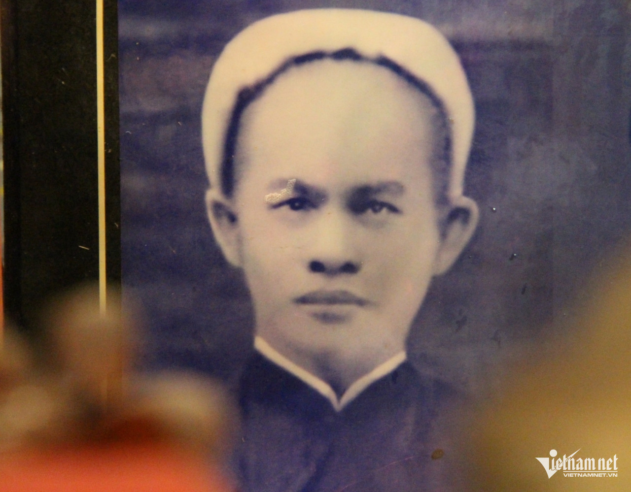 Di ảnh chủ nhân ngôi nhà, Tri huyện Phạm Văn Huynh được thờ tại ngôi nhà cổ. Ảnh: Hà Nguyễn