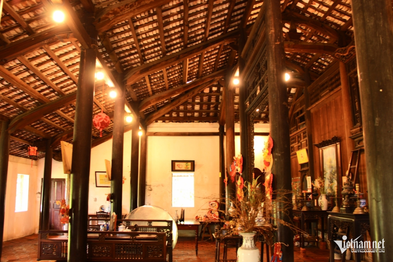 Nhà lợp mái ngói, nền lót gạch tàu hình lục giác màu đỏ. Ảnh: Hà Nguyễn