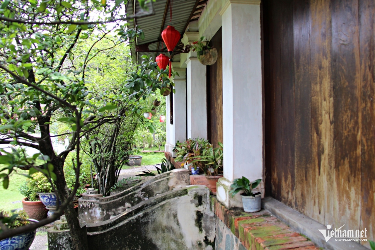 Các cánh cửa ngôi nhà cổ thiết kế giản đơn, không trang trí, chạm khắc cầu kỳ. Ảnh: Hà Nguyễn