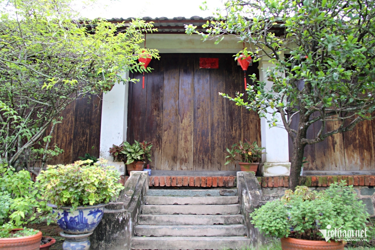 Bậc thang dẫn vào ngôi nhà cổ. Ảnh: Hà Nguyễn