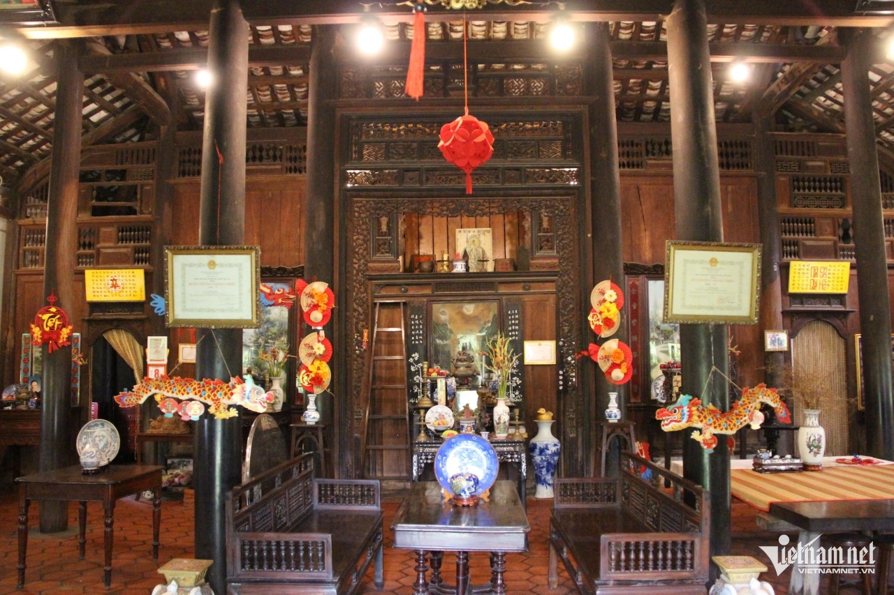 Gian chính ngôi nhà còn lưu giữ nhiều vật quý có từ thời xưa. Ảnh: Hà Nguyễn