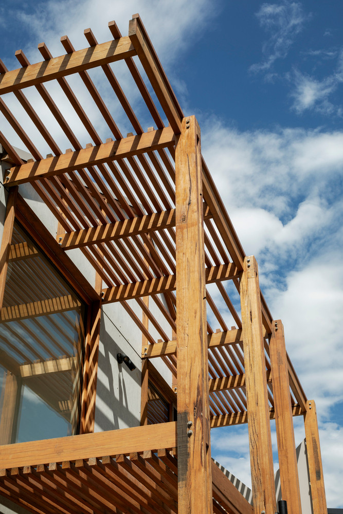 Công trình này không lạm dụng kính: cửa sổ và cửa ra vào được bố trí để tận dụng được tối đa ánh sáng tự nhiên, tối ưu hóa luồng không khí và tạo sự kết nối trực tiếp với thiên nhiên.