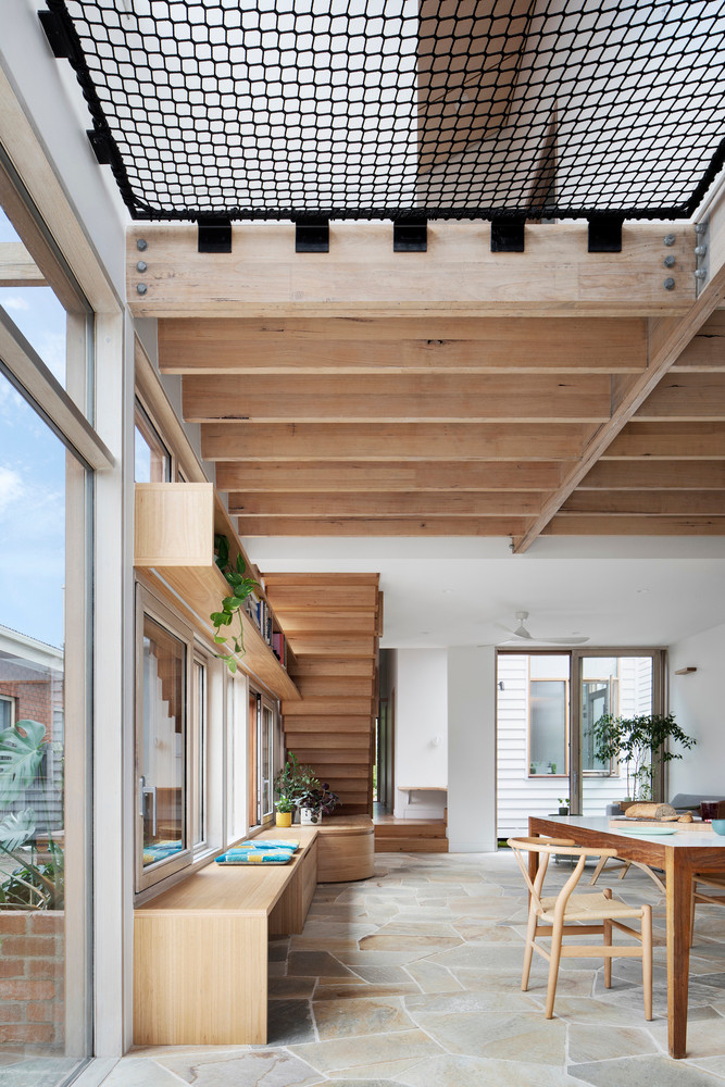 Phía trên khu vực ăn uống, một khoảng trống được giăng lưới hoạt động như một ống khói nhiệt, giúp lưu thông không khí.