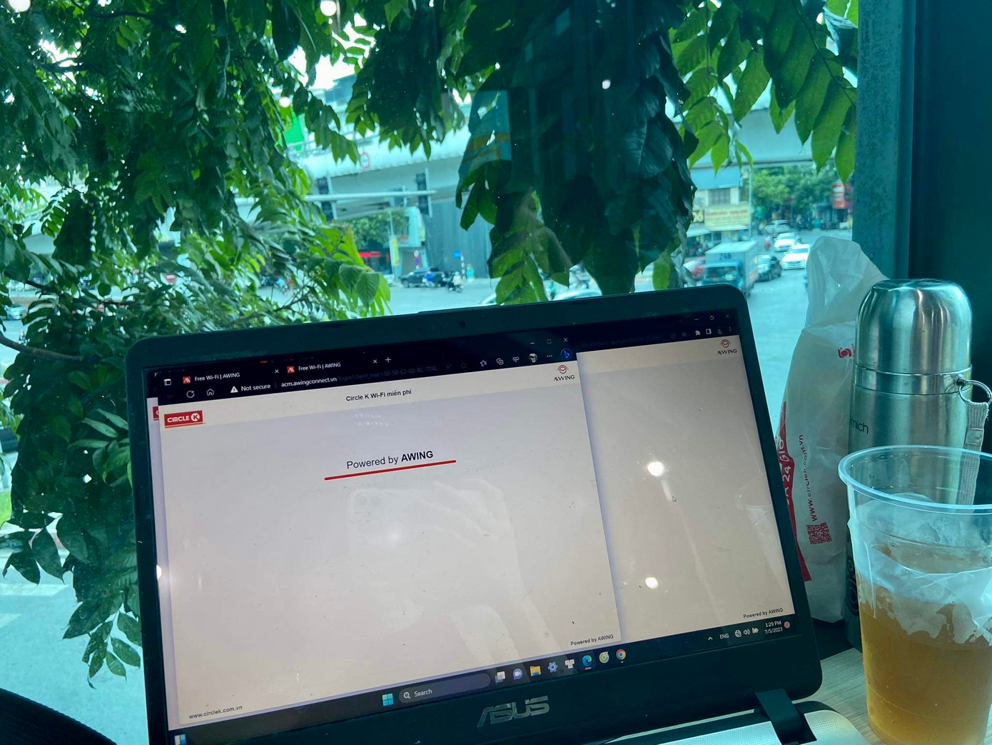 Tại các cửa hàng tiện lợi có đầy đủ Internet, ổ cắm điện, đồ ăn, đồ uống,.... nên được nhiều bạn trẻ lựa chọn để học tập và làm việc. Một số nơi có không gian nhìn ra bên ngoài rất chill. Ảnh: Lâm Thùy Dương