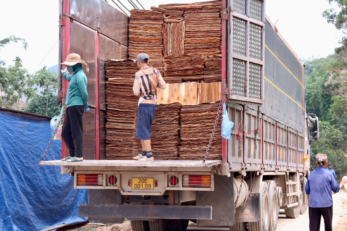 "Hiện tại những xưởng ván bóc trên địa bàn thôn Đồng Cướm đều có quy mô hộ gia đình. Đầu ra cho sản phẩm những năm gần đây còn bấp bênh, chủng loại, giá cả đều phụ thuộc nhiều vào nhu cầu của bên mua, bên cạnh đó sức ép của thị trường tiêu thụ cũng lớn. Như vậy rất khó khăn cho việc duy trì nghề của người dân", anh Thìn chia sẻ. "Hiện tại những xưởng ván bóc trên địa bàn thôn Đồng Cướm đều có quy mô hộ gia đình. Đầu ra cho sản phẩm những năm gần đây còn bấp bênh, chủng loại, giá cả đều phụ thuộc nhiều vào nhu cầu của bên mua, bên cạnh đó sức ép của thị trường tiêu thụ cũng lớn. Như vậy rất khó khăn cho việc duy trì nghề của người dân", anh Thìn chia sẻ.