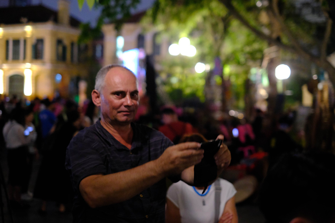 Nhiều du khách nước ngoài thích thú khi được tham dự phiên chợ tình vùng cao giữa lòng Thủ đô.