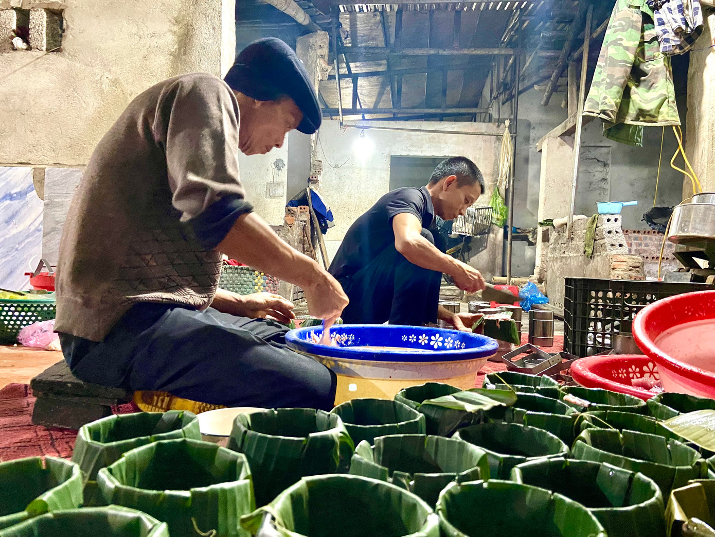 Mỗi người được phân chia một công đoạn để hoàn thành đúng tiến độ. Mỗi người được phân chia một công đoạn để hoàn thành đúng tiến độ.