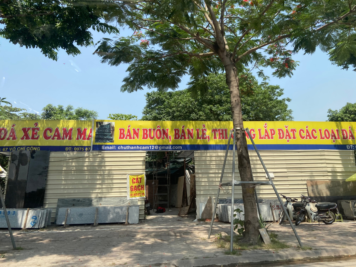 Những công trình vi phạm ngay mặt đường lớn Võ Chí Công cách UBND phường Xuân La khoảng 600m Những công trình vi phạm dọc tuyến đường Võ Chí Công Những công trình vi phạm ngay mặt đường lớn Võ Chí Công cách UBND phường Xuân La khoảng 600m Những công trình vi phạm dọc tuyến đường Võ Chí Công