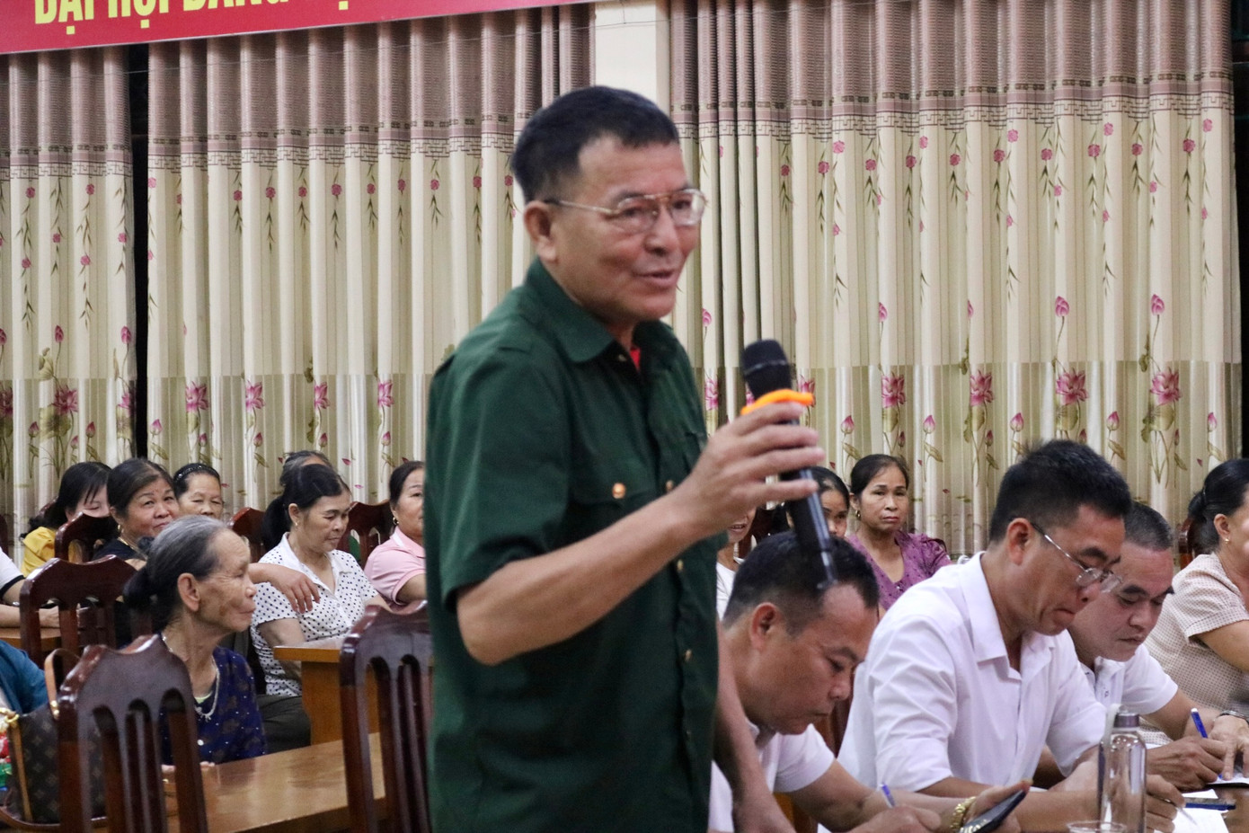 Nhiều nam giới cũng tham gia hội nghị và bày tỏ quan điểm trong phần thảo luận. Nhiều nam giới cũng tham gia hội nghị và bày tỏ quan điểm trong phần thảo luận.